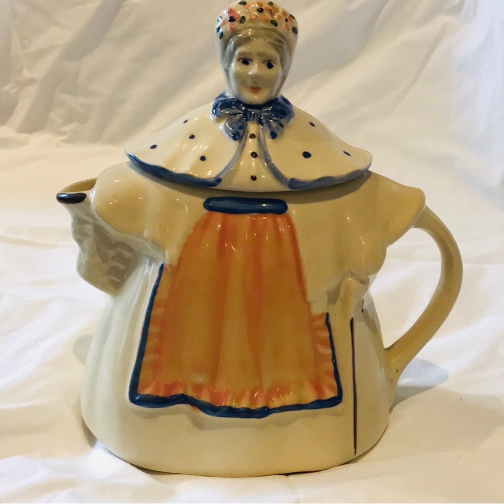 Vintage Shawnee Pottery Granny Teapot